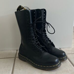 Like New Size 8 Dr. Martens Black Leather Lace Up Boot Combat Boots 14 Hole